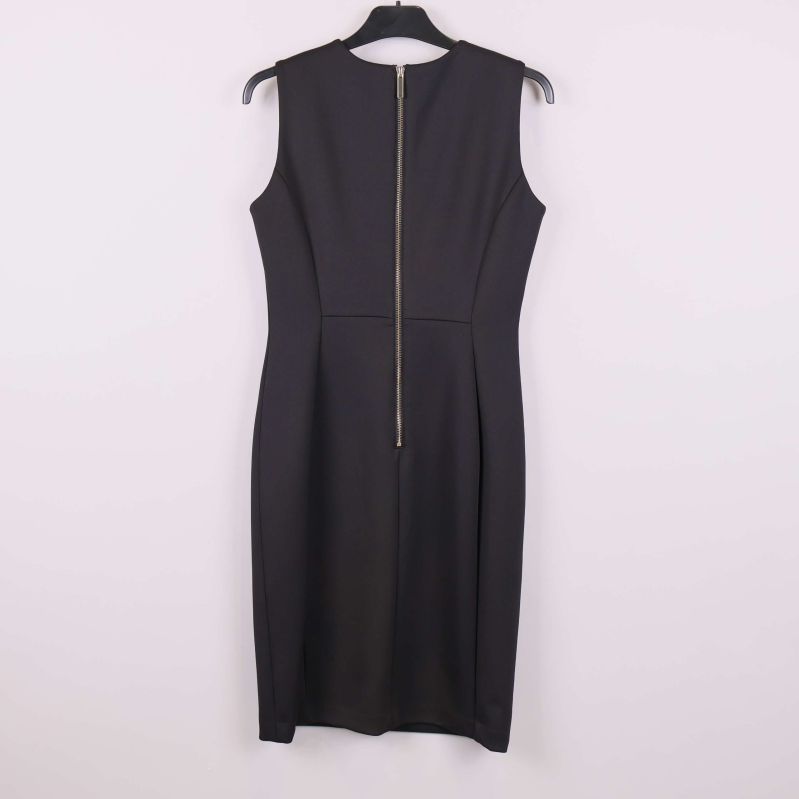 Baksidan på svart ärmlös klänning med dragkedja