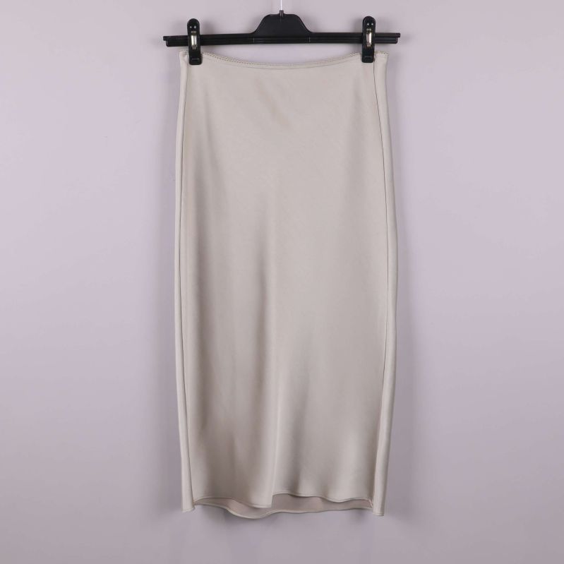 Ljus satinkjol i rak modell 