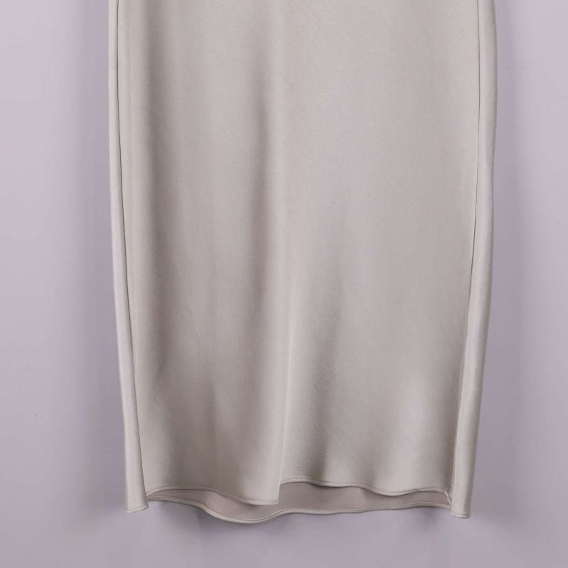 Närbild på nederkant av kjolen med böljande tyg