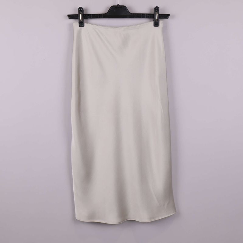 Baksidan av ljus satinkjol i enkel design