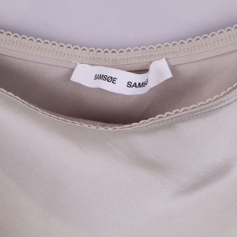 Närbild på midjekant och samsøe samsøe-logga