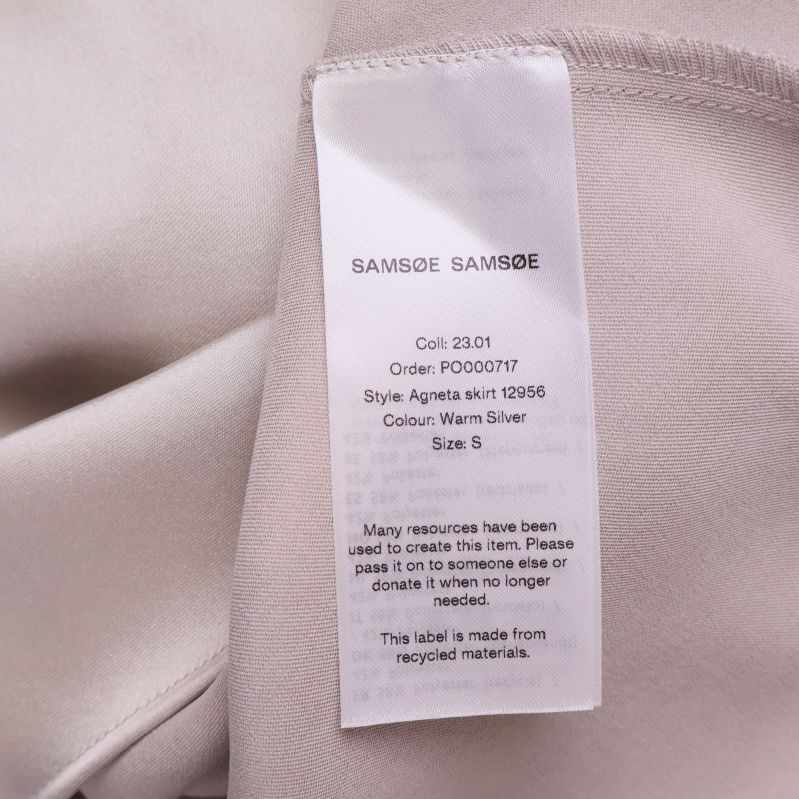 Materiallapp med stilnamn och färg på insidan av kjolen