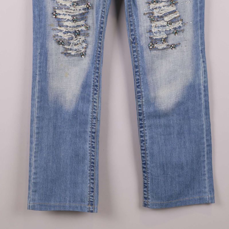 Jeansens nedre ben och avslut i ljusblå denim