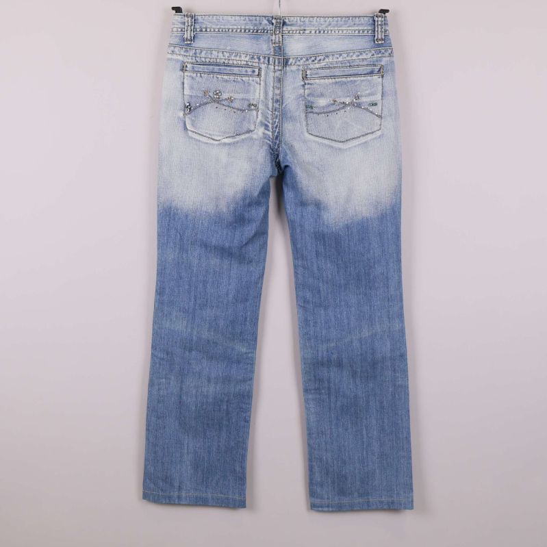 Jeansens baksida med dekorerade bakfickor i ljus denim