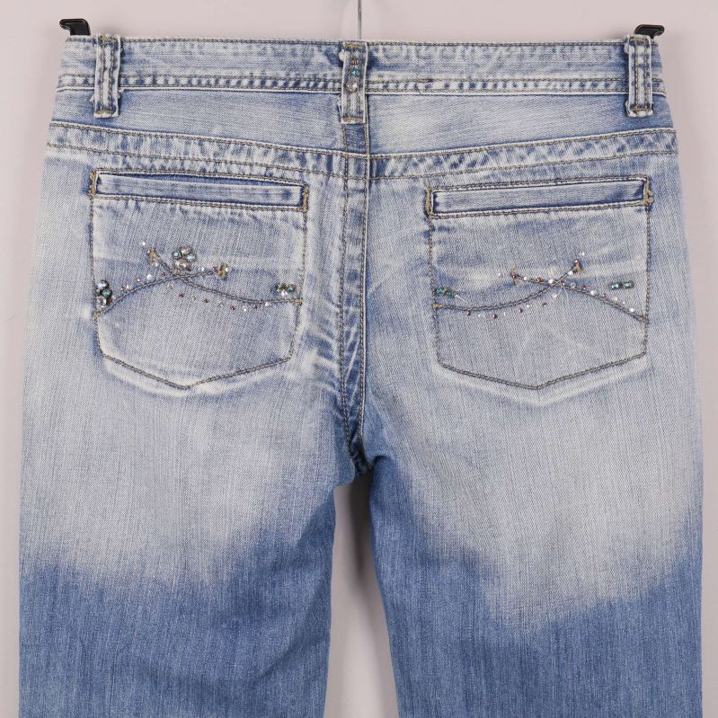 Närbild av bakfickor med pärlor och paljetter på jeans