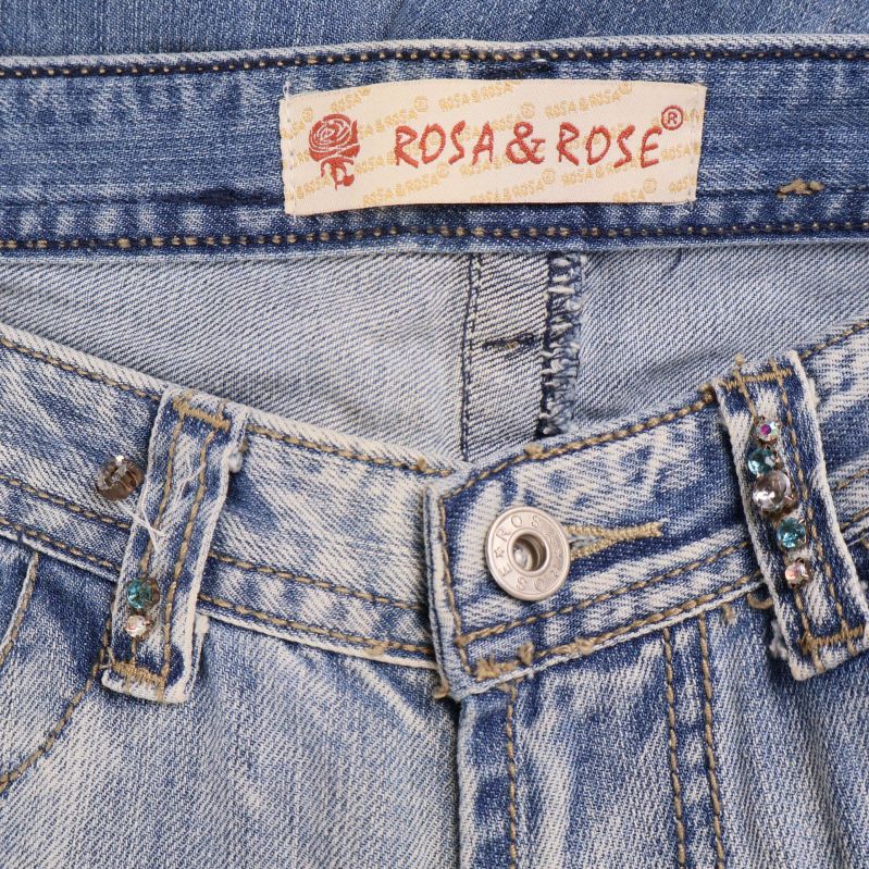 Jeansens midjekant med logotyplapp från Rosa & Rose