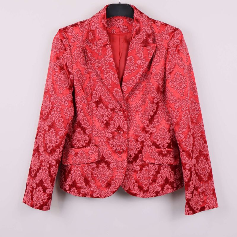 Röd brokad kavaj framifrån med klassisk krage