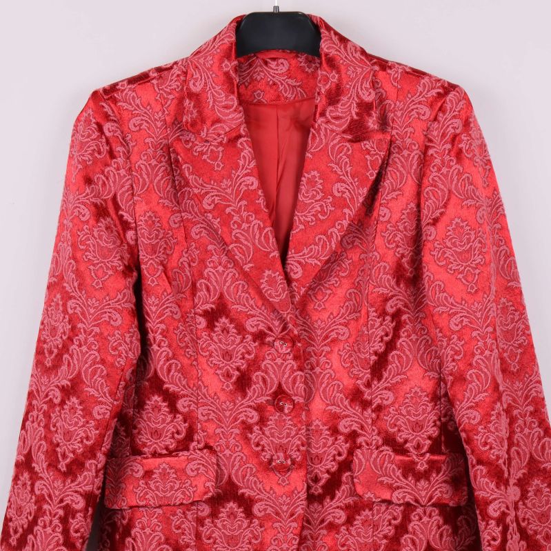 Närbild på kavajens mönster och krage fram