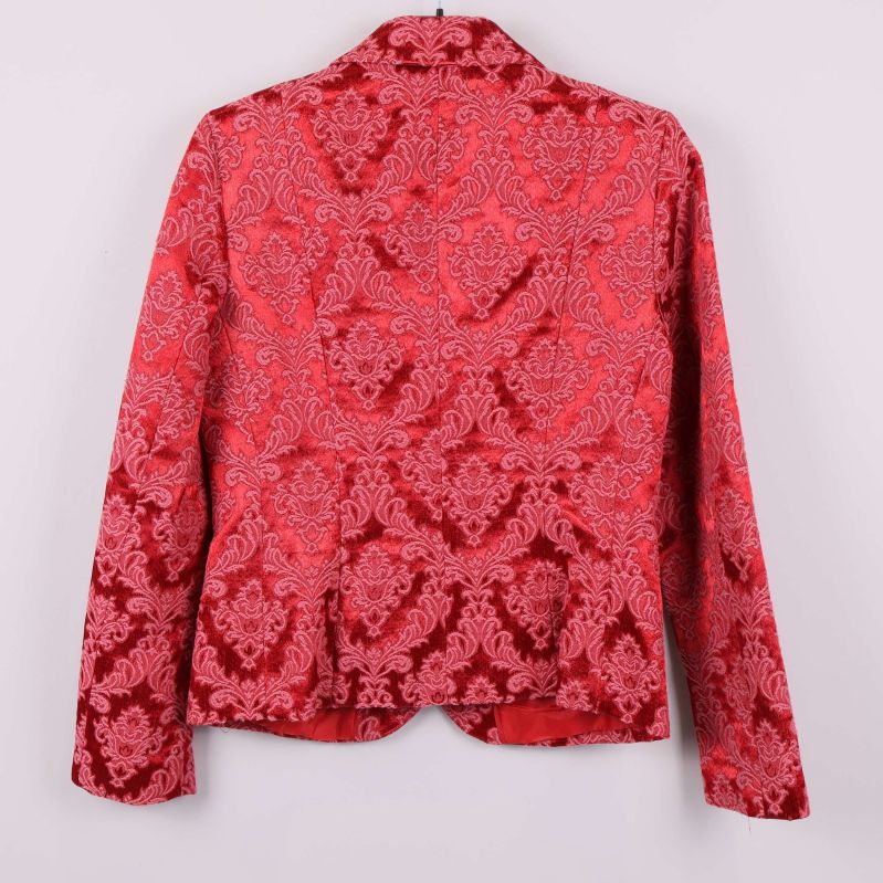 Röd brokad kavaj bakifrån med strukturmönster