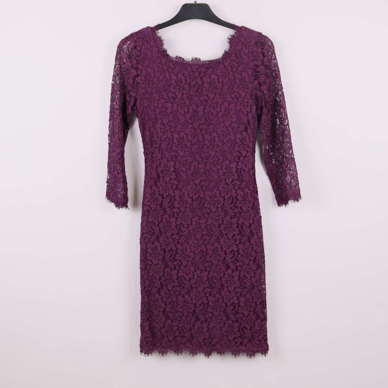 Framsidan av lila spetsklänning 