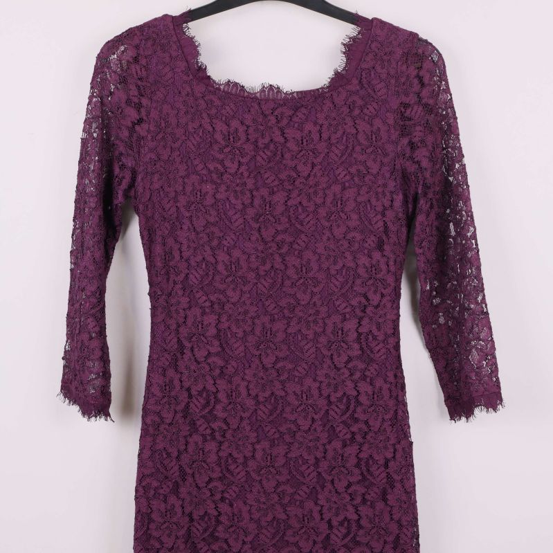 Överkropp på lila spetsklänning i närbild