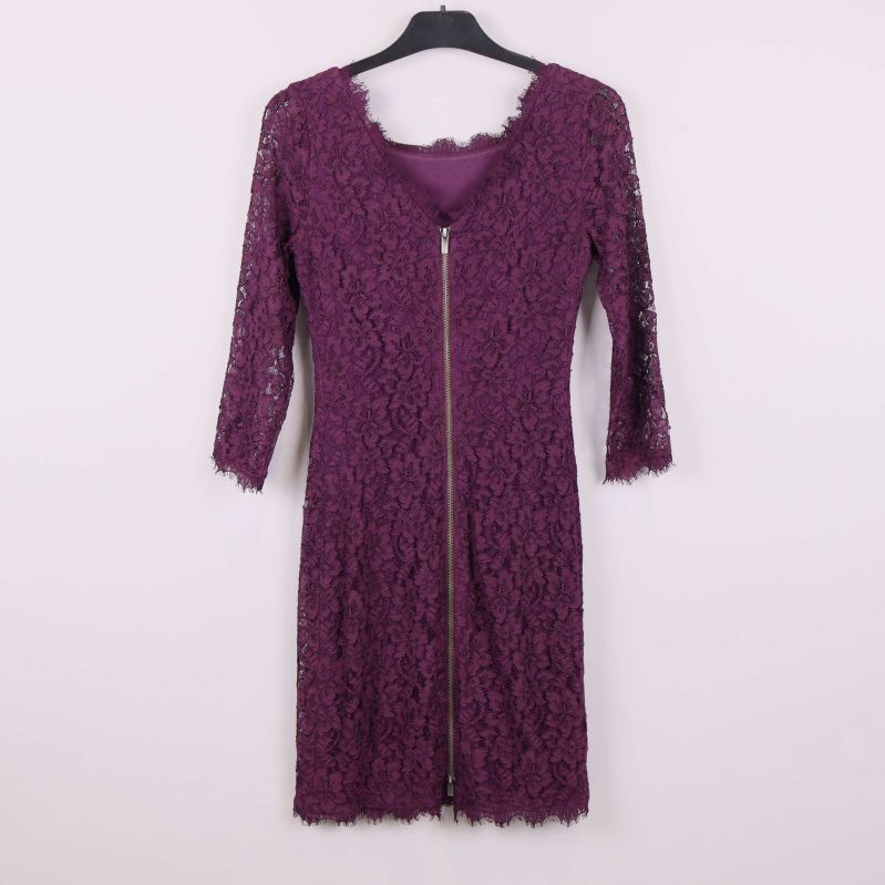 Baksida av lila spetsklänning med dragkedja