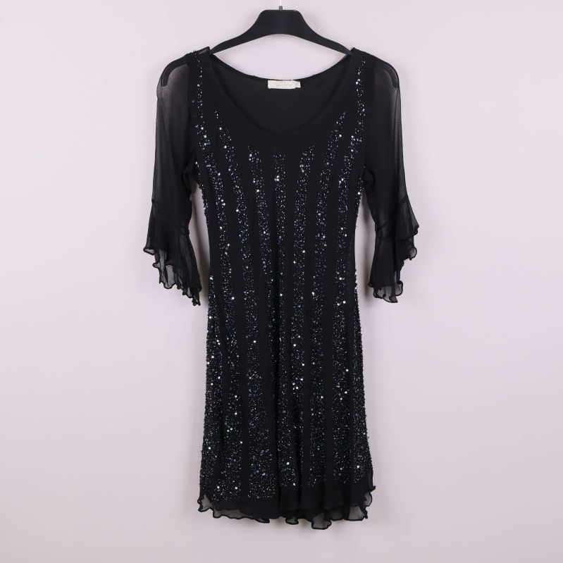 Framsida av svart klänning med paljetter och volangärmar