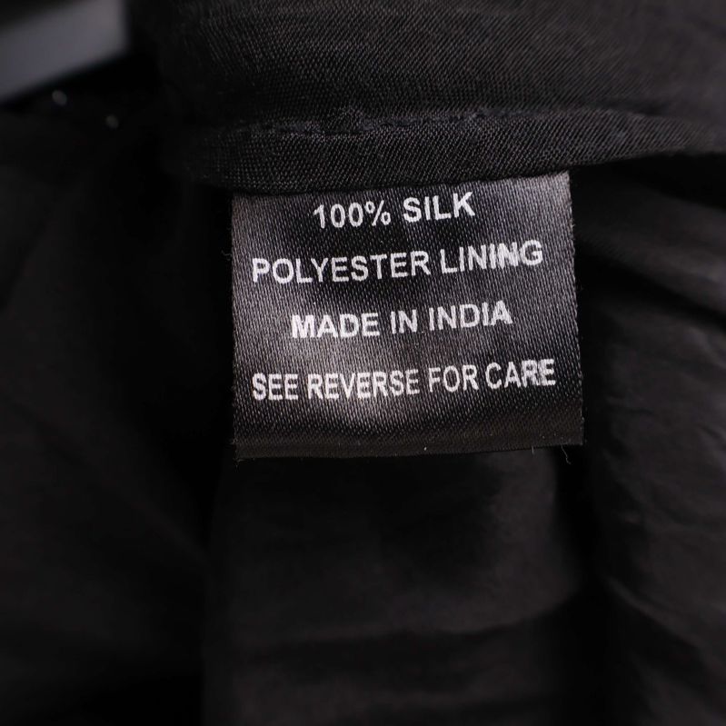 Materiallapp med information om siden och polyesterfoder