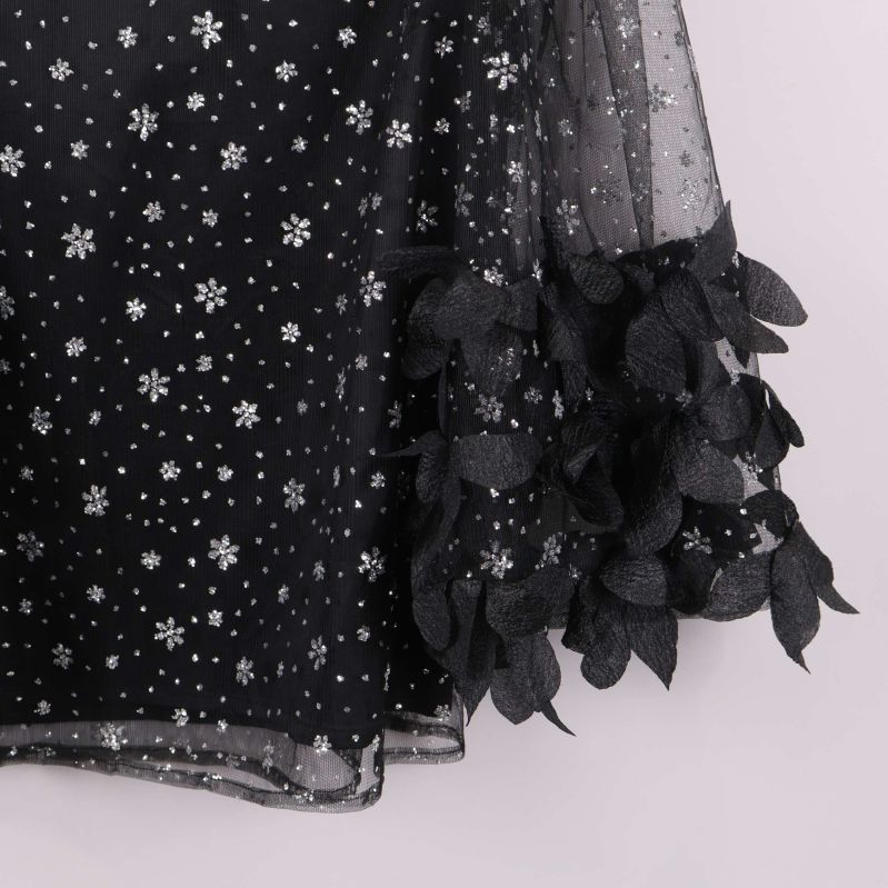 Närbild på ärmens slut med dekorativa 3D-blad