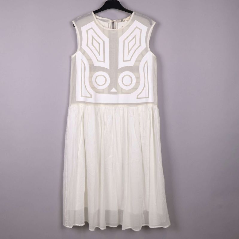 Klänningens framsida med mönster