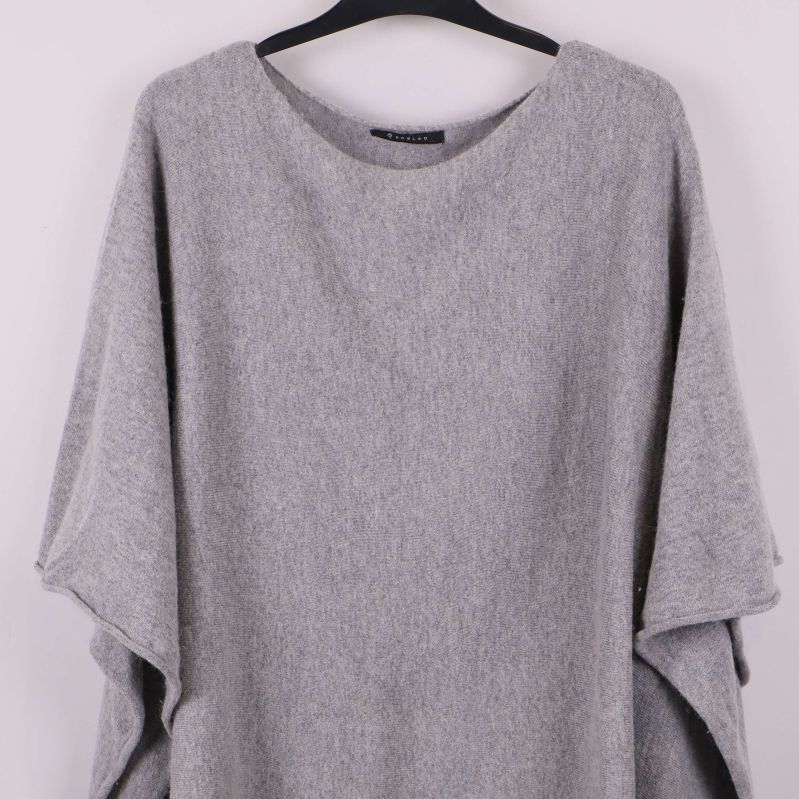 Närbild på ponchons runda hals och axel