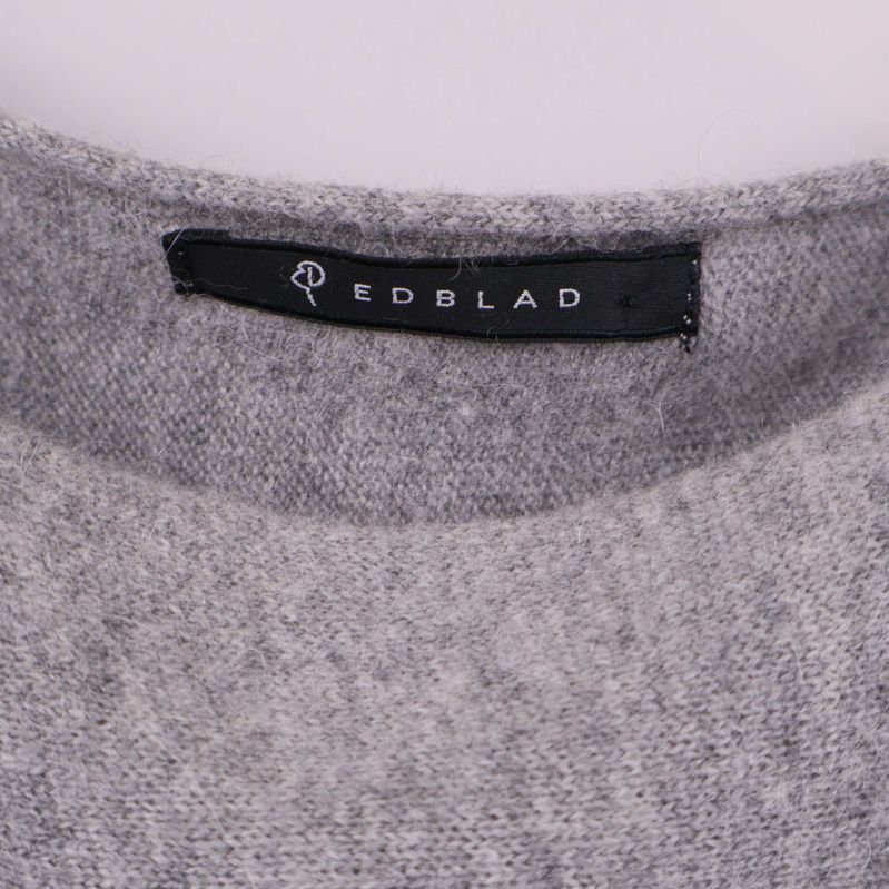 Närbild på Edblad-logotyp vid halsringningen
