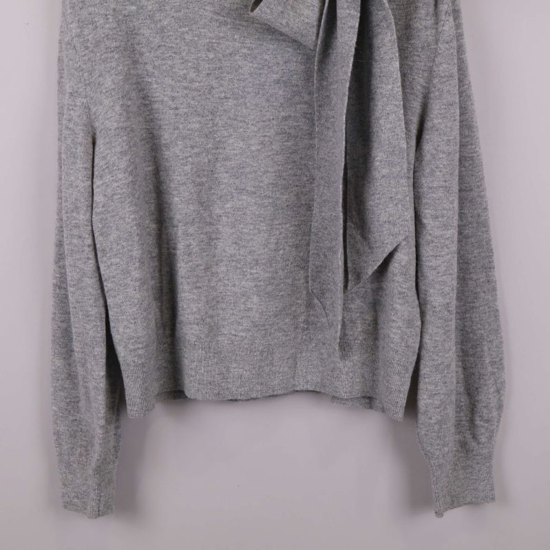 Närbild på ärm och nedre del av tröjan