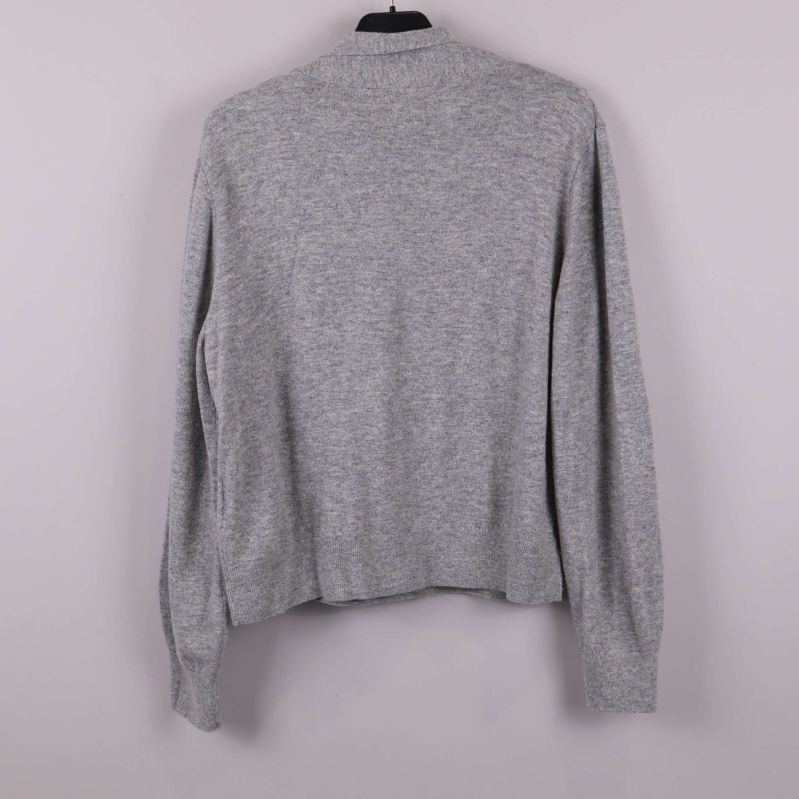 Baksidan av grå stickad tröja 
