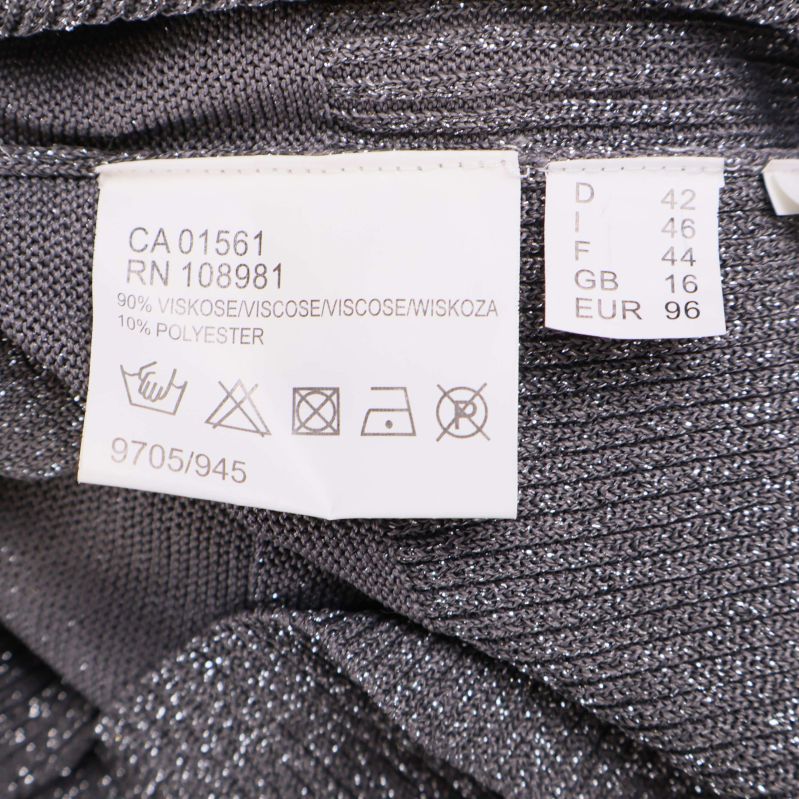 Materiallapp med storleks- och tvättinformation för kofta