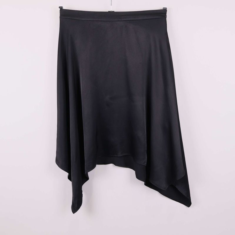 Asymmetrisk svart kjol med fallande tyg framifrån