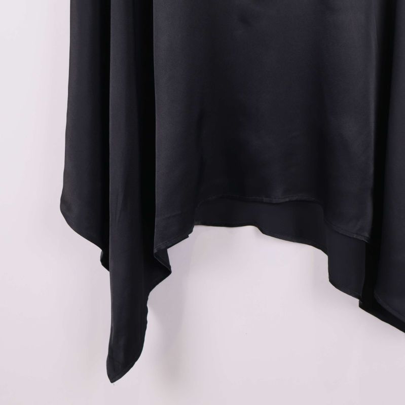 Närbild på kjolens asymmetriska nederdel