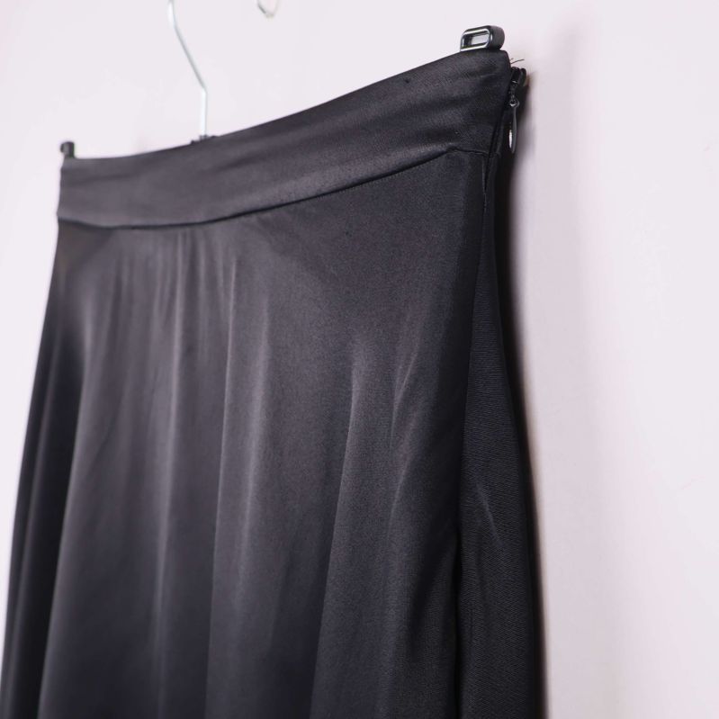 Närbild på kjolens släta midja och tyg