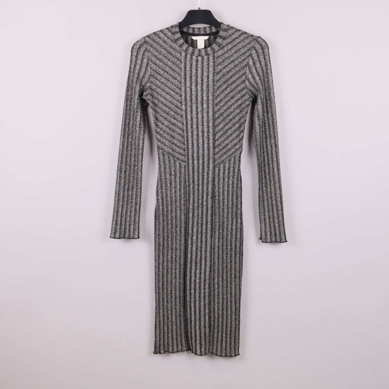 Glittrig långärmad stickad klänning i silver och svart, helbild framifrån