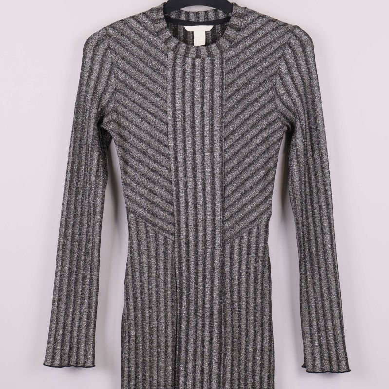 Närbild av överdelen på ribbstickad klänning i silver