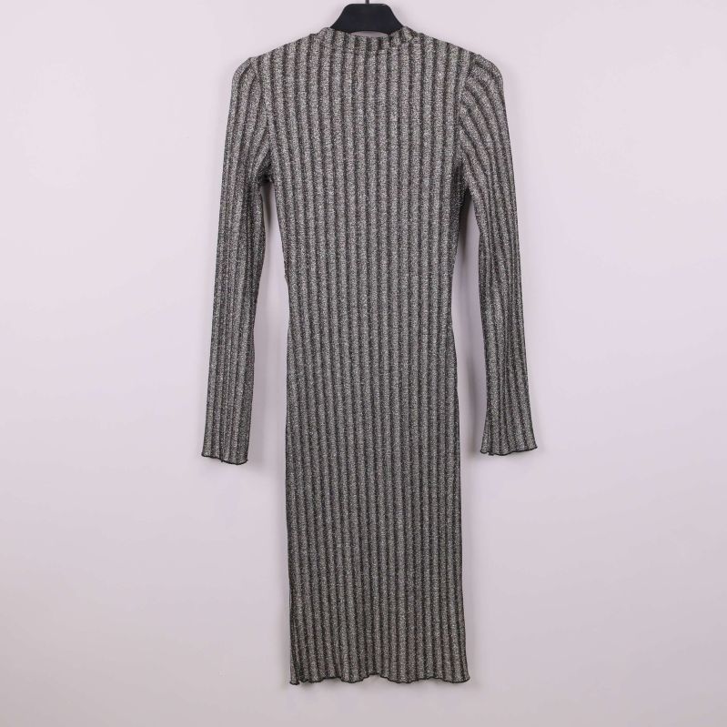 Stickad klänning med glittereffekt, helbild bakifrån