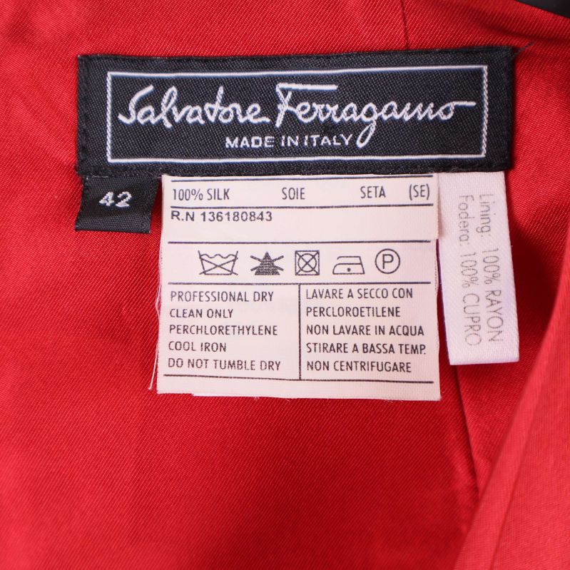 Salvatore Ferragamo-etikett och materiallapp i klänningen
