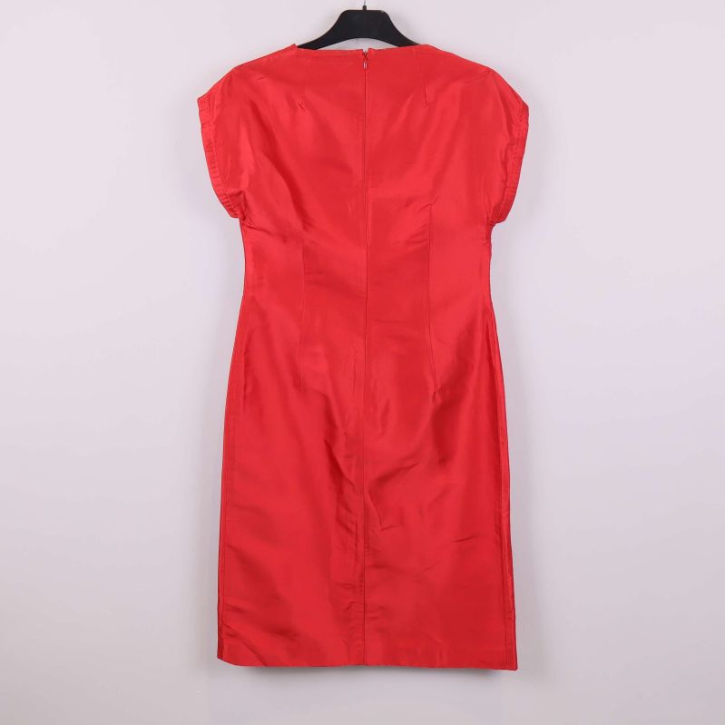 Röd klänning bakifrån med diskret midjesöm