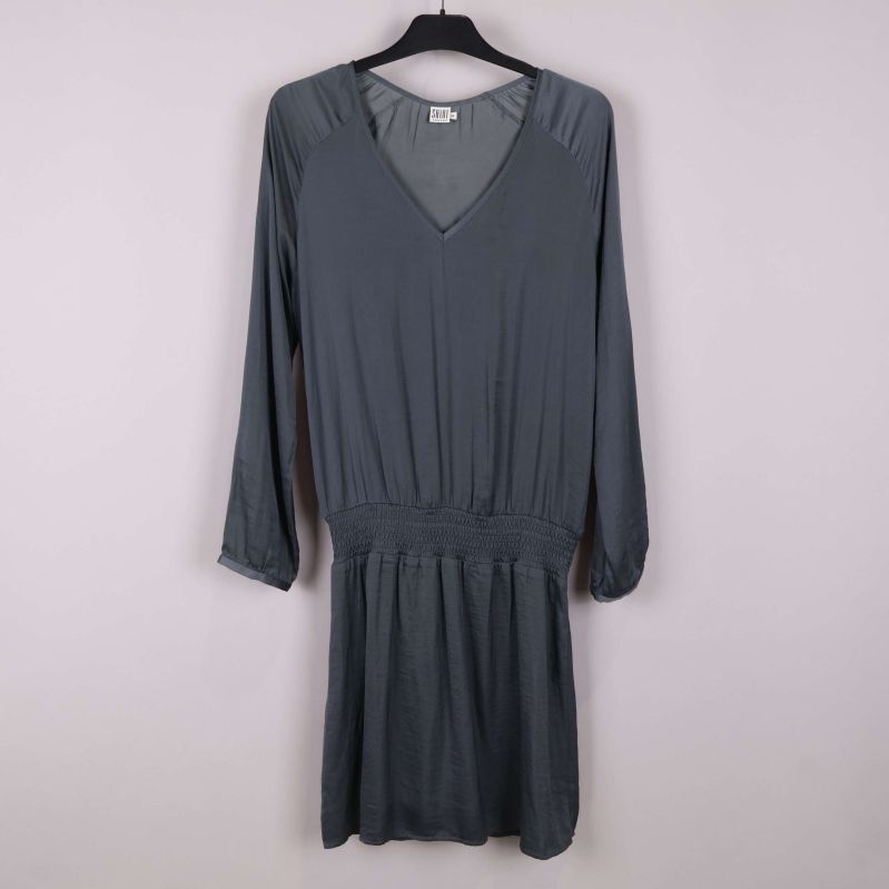 Grå klänning med V-ringning