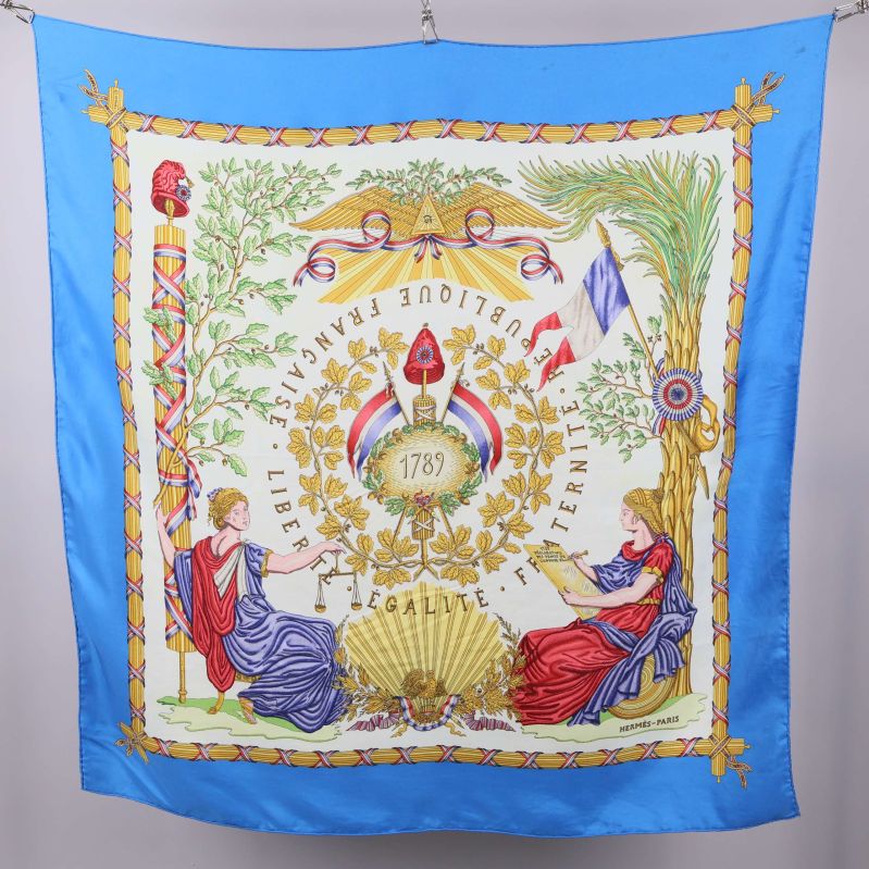 Scarf med blå kant och franska revolutionens motiv