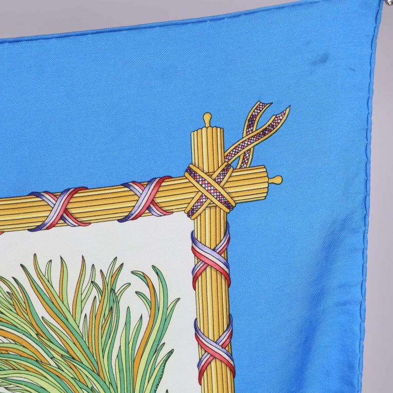 Hörn av scarfen med blått tyg och liten fläck