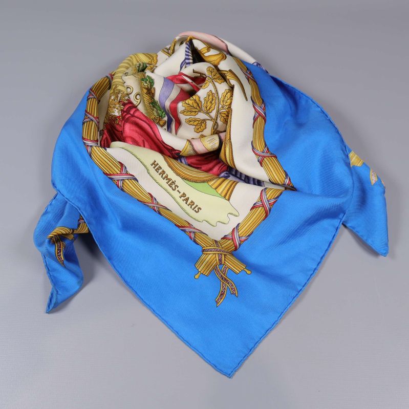 Scarf vikt till triangel med synlig Hermès logga