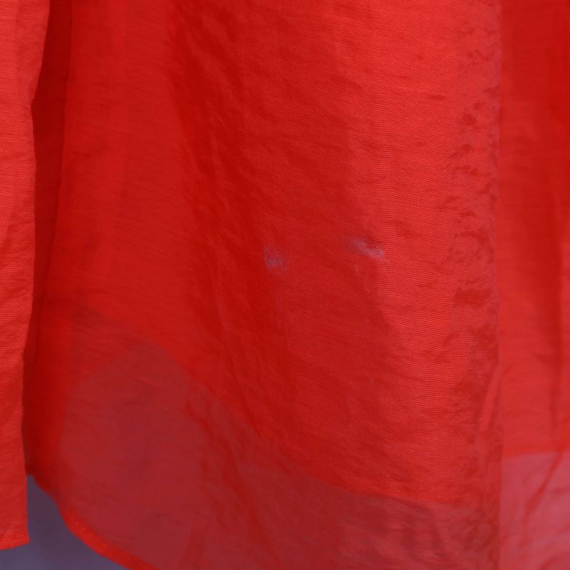 Små fläckar/hål på tyget