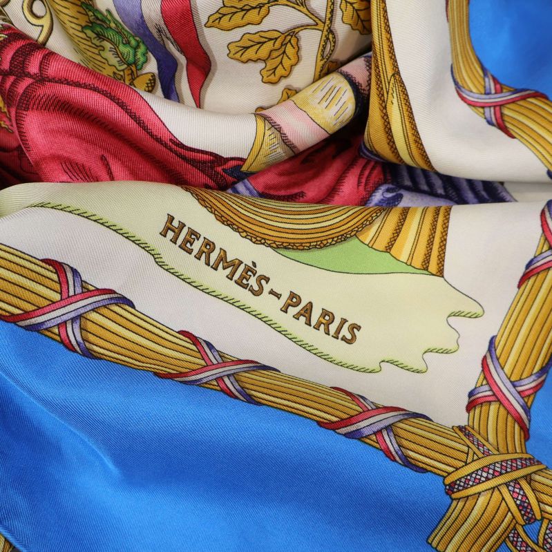 Närbild av vikt scarf med Hermès Paris-tryck