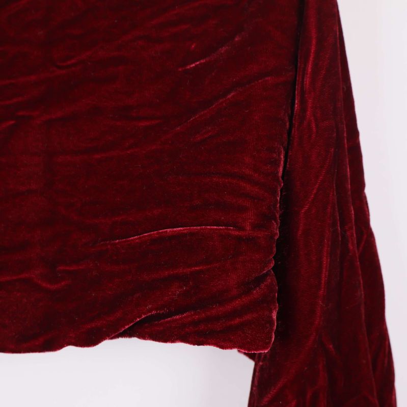Närbild på vinrött sammetsliknande tyg och textur