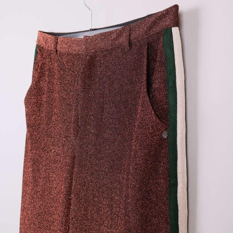 Närbild på ficka och sidorand i grönt och vitt