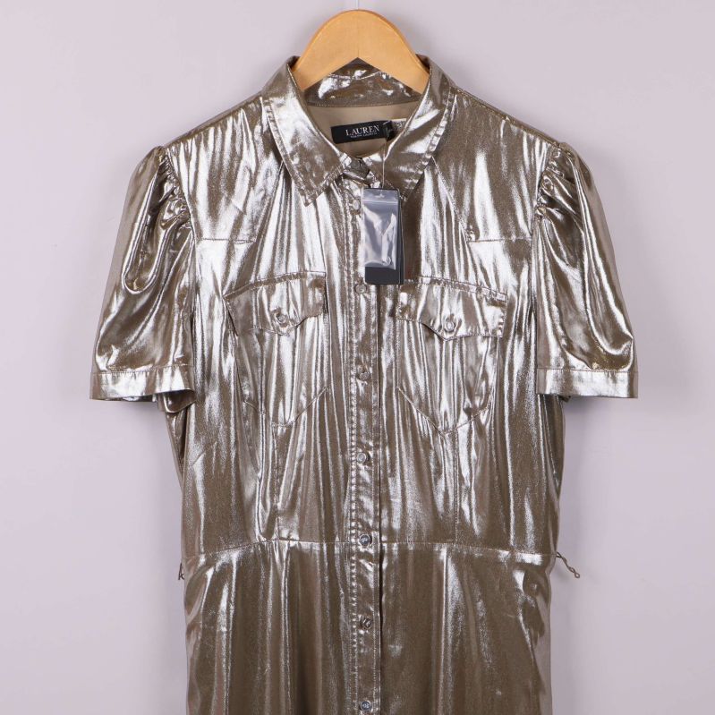 Närbild av skjortklänningens överdel och axelparti