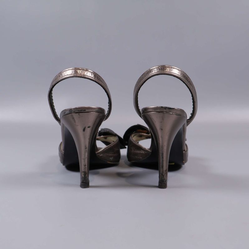 Baksidan av slingback-klackskor med öppen häl