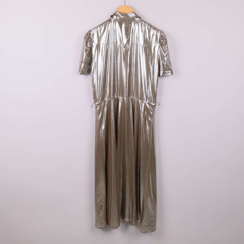 Skjortklänningens baksida i metalliclook visas tydligt