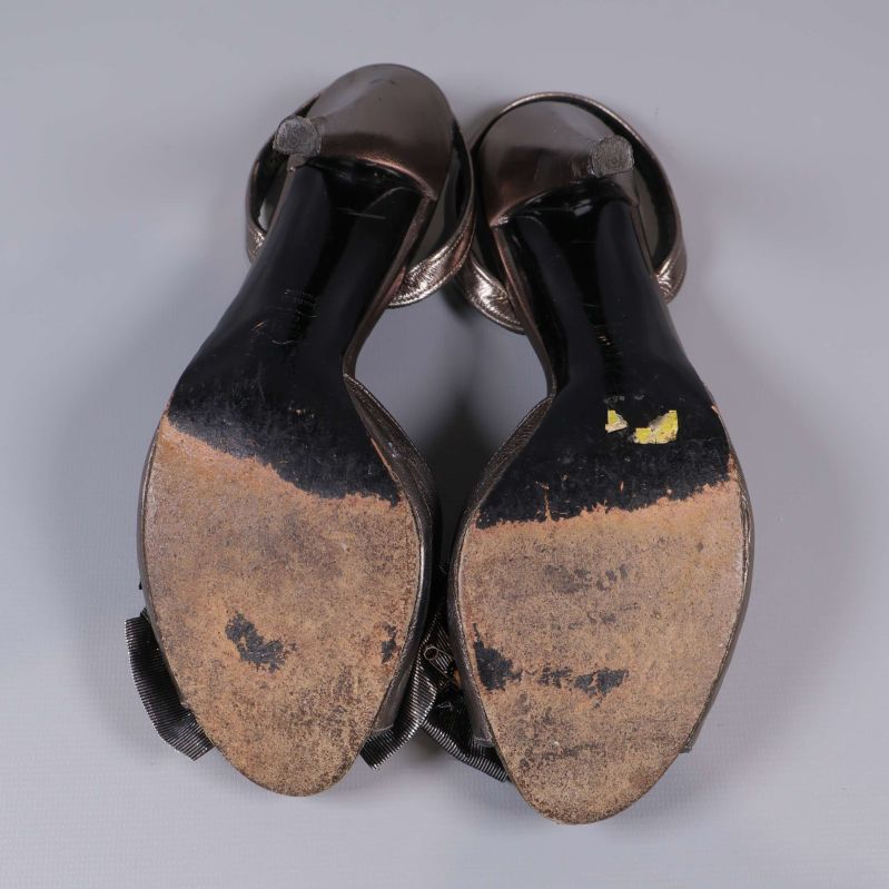 Slitna sulor på klackskorna