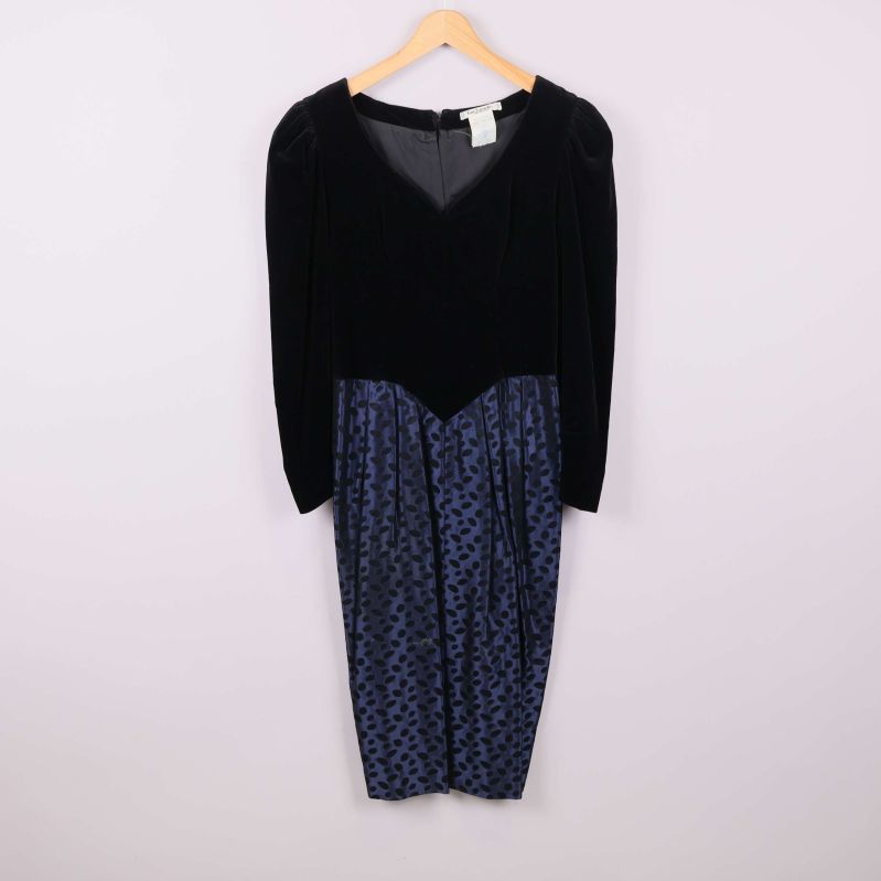 Klänning i svart sammet och blått mönster framifrån