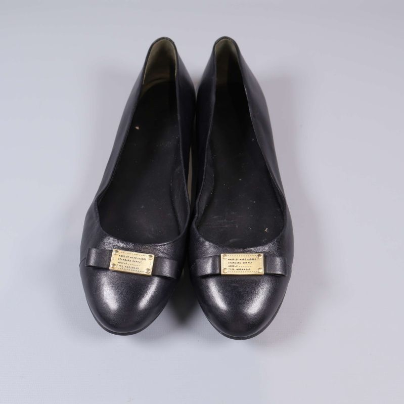 Svarta ballerinaskor sedd framifrån 