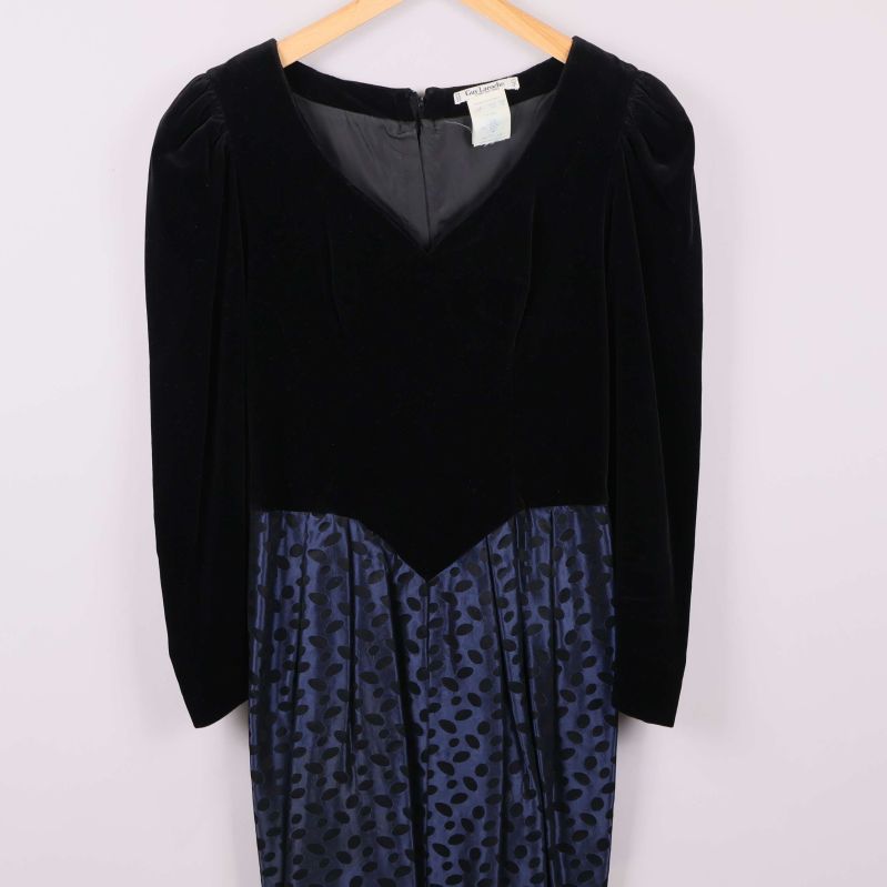 Närbild överdel och ärmar av svart sammet