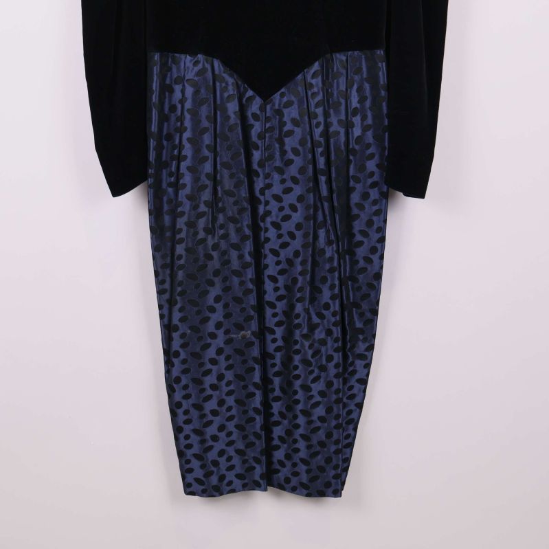 Närbild av kjolens blå och svarta prickmönster