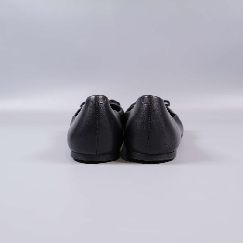 Baksidan av ett par svarta ballerinaskor